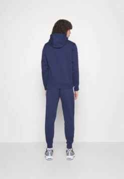 Nike Sportswear Club SuitTutaMidnight Navy Uomo Pantaloni Sportivi E Joggers NI122T089-K11 -Vendite Jones 0085333de5ca4f1d9d0ebf30ce770711