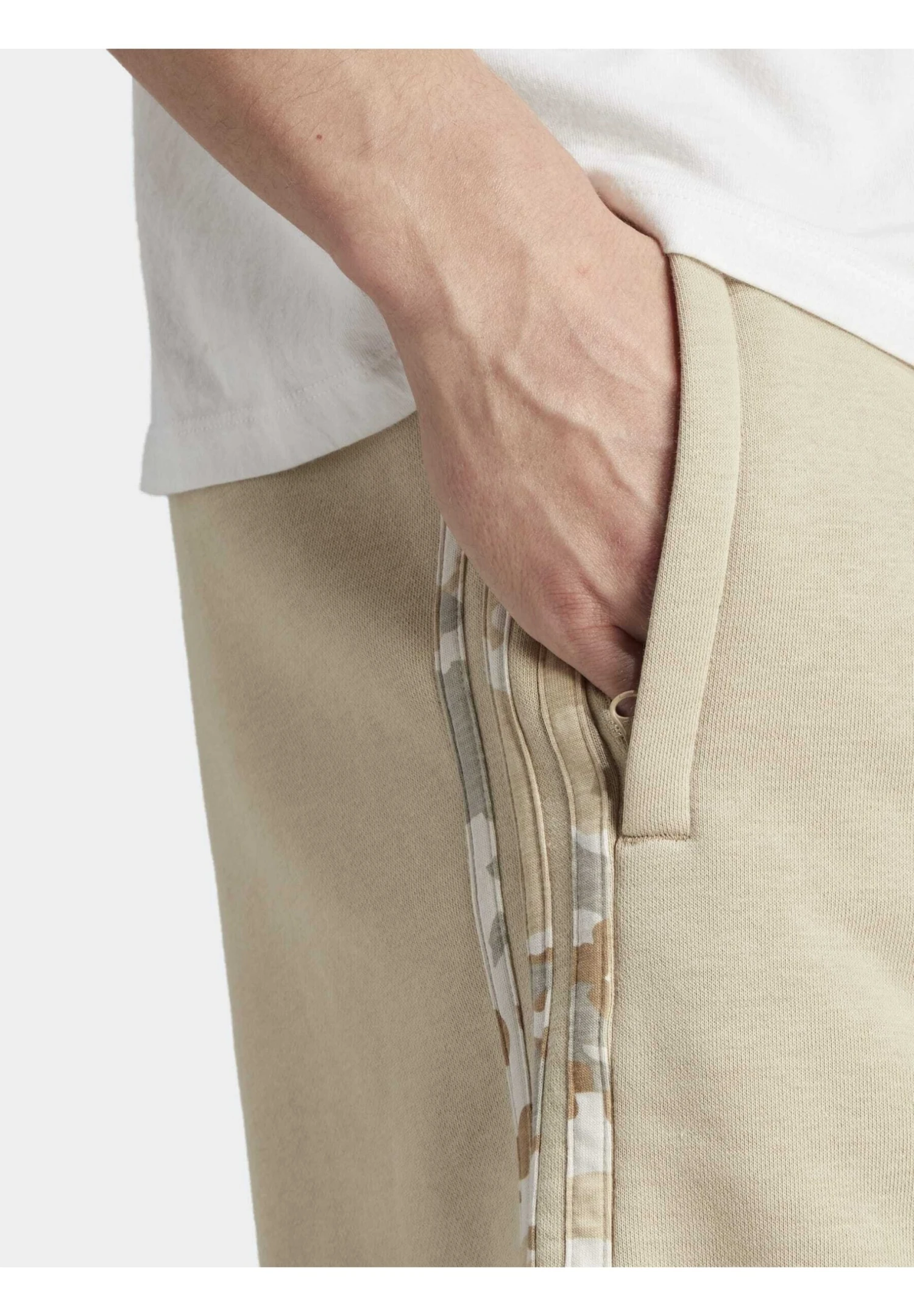 Adidas Originals Graphics Camo Stripe Pantaloni SportiviSavanna Uomo Pantaloni Sportivi E Joggers AD122F09F-B11 3 Adidas Originals Graphics Camo Stripe Pantaloni SportiviSavanna Uomo Pantaloni Sportivi E Joggers AD122F09F-B11 - immagine 3