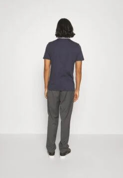 Michael Kors Mono Aviator TeeT-Shirt Con StampaMidnight Uomo T-shirt E Polo 1MI22O06F-K11 -Vendite Jones 05aa1a4bdd964c8a95a2af0fa5b93002