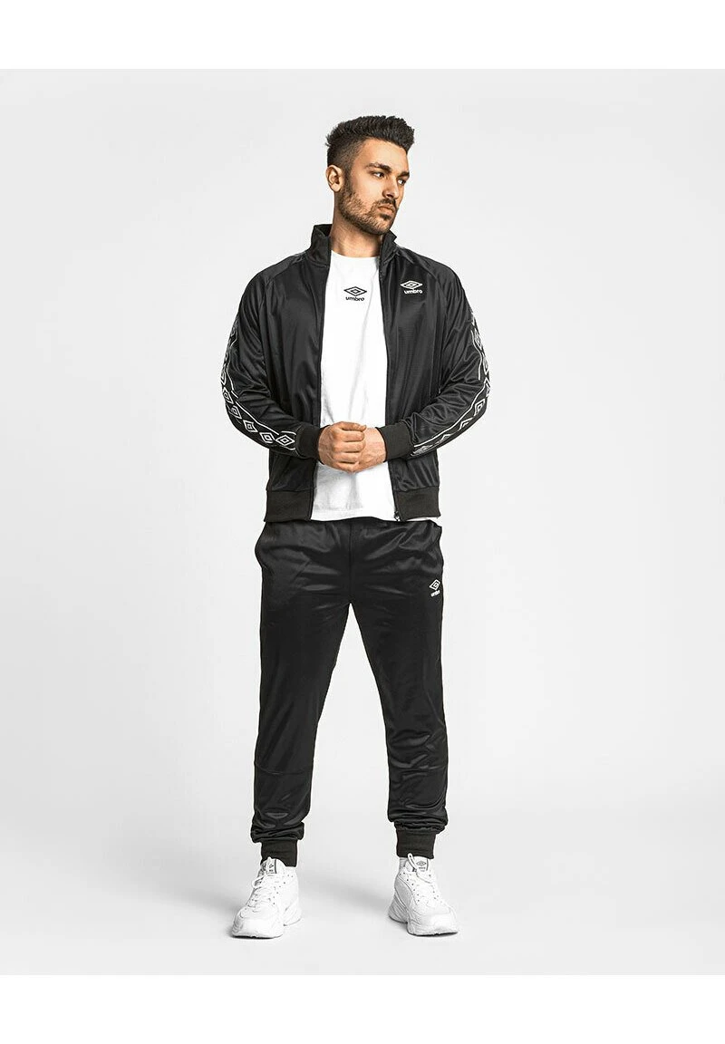 UMBRO SetTutaNero Uomo Pantaloni Sportivi E Joggers UM122S01S-Q11 1 UMBRO SetTutaNero Uomo Pantaloni Sportivi E Joggers UM122S01S-Q11