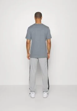 Nike Performance Starting Pantaloni SportiviLight Smoke Grey/Anthracite Uomo Pantaloni N1242E282-C11 -Vendite Jones 18dd3012d0904e9d99b370ea88333310