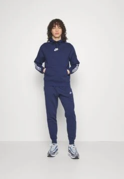 Nike Sportswear Club SuitTutaMidnight Navy Uomo Pantaloni Sportivi E Joggers NI122T089-K11 -Vendite Jones 1a44b21a910e4263aff310c84f6dc509