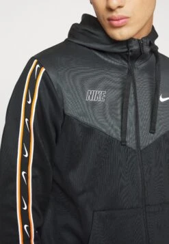 Nike Sportswear M Nsw Repeat Sw Pk Fz Giacca SportivaBlack/Dark Smoke Grey/White Uomo Pantaloni Sportivi E Joggers NI122T098-Q11 15 Nike Sportswear M Nsw Repeat Sw Pk Fz Giacca SportivaBlack/Dark Smoke Grey/White Uomo Pantaloni Sportivi E Joggers NI122T098-Q11 -Vendite Jones 1cb9ed3b638147439c86453907f9b312