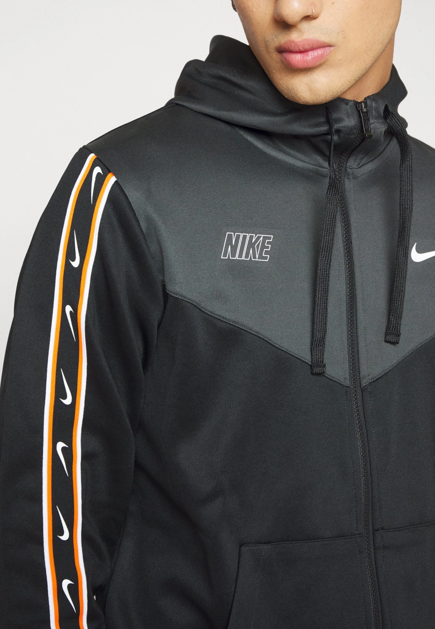 Nike Sportswear M Nsw Repeat Sw Pk Fz Giacca SportivaBlack/Dark Smoke Grey/White Uomo Pantaloni Sportivi E Joggers NI122T098-Q11 8 Nike Sportswear M Nsw Repeat Sw Pk Fz Giacca SportivaBlack/Dark Smoke Grey/White Uomo Pantaloni Sportivi E Joggers NI122T098-Q11 - immagine 8