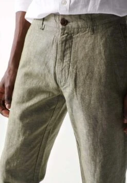 ChinoGrün Uomo Pantaloni SZ022E013-M11 8 ChinoGrün Uomo Pantaloni SZ022E013-M11 -Vendite Jones 1ee41e1da9fd495e94310bb6b5909fab