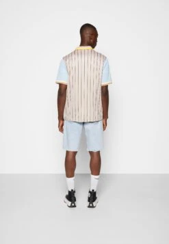 Pegador Burton Shorts Di JeansWashed Light Blue Uomo Jeans PEP22F001-K11 -Vendite Jones 31aea065a288441f9063fb1a41a04441