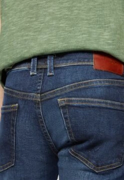 Pepe Jeans HatchJeans Slim FitDark-Blue Denim Uomo Jeans PE122G0GZ-K14 -Vendite Jones 3588f5a1610d416ea52e20fbf884b4fe