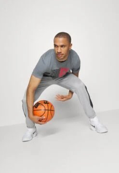 Nike Performance Starting Pantaloni SportiviLight Smoke Grey/Anthracite Uomo Pantaloni N1242E282-C11 -Vendite Jones 3e4b28b663bb44a4ad7b29a9934aff75