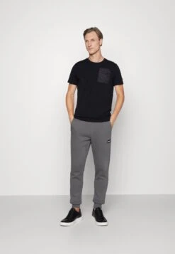 Schott RedjohnPantaloni SportiviAnthracite Uomo Pantaloni S3722E010-Q12 -Vendite Jones 4441d2e3b66b4986adecad093c900c08