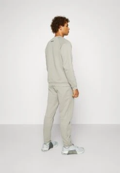 EA7 Emporio Armani Natural Ventus PantPantaloni SportiviGray Flanel Uomo Pantaloni EA742E01G-C11 10 EA7 Emporio Armani Natural Ventus PantPantaloni SportiviGray Flanel Uomo Pantaloni EA742E01G-C11 -Vendite Jones 4851ceb3030246d7b1948d7307ca1a2e