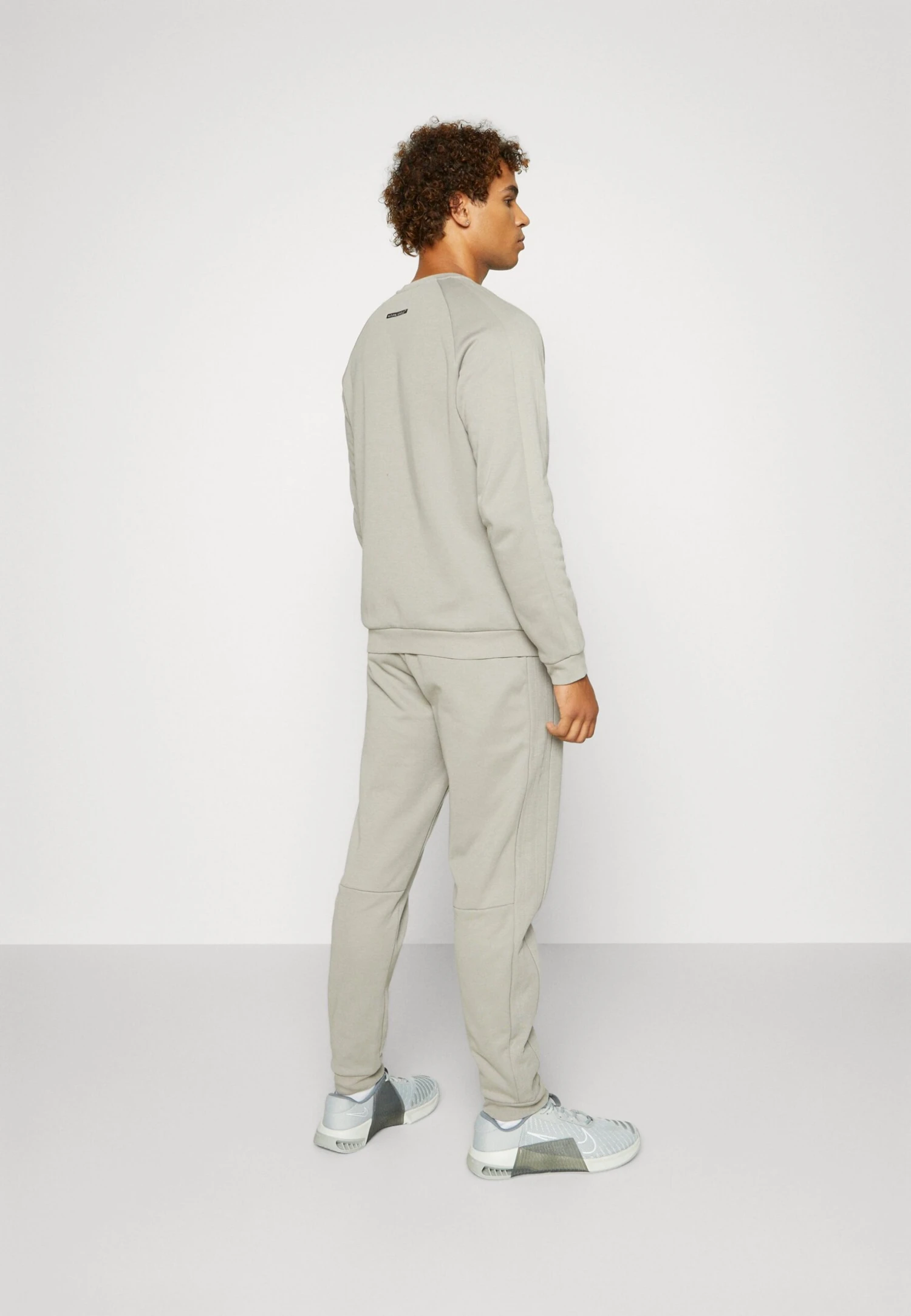 EA7 Emporio Armani Natural Ventus PantPantaloni SportiviGray Flanel Uomo Pantaloni EA742E01G-C11 4 EA7 Emporio Armani Natural Ventus PantPantaloni SportiviGray Flanel Uomo Pantaloni EA742E01G-C11 - immagine 4