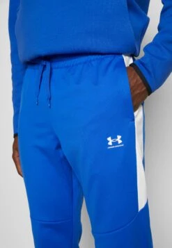 Under Armour Fashion Track PantPantaloni SportiviTeam Royal Uomo Pantaloni UN242E0RL-K11 -Vendite Jones 5f7c5b6b422d4cd29980439cd72ac725