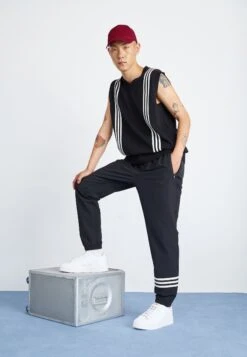 Adidas Originals NewPantaloni SportiviBlack Uomo Pantaloni Sportivi E Joggers AD122E0GU-Q11 -Vendite Jones 634bfeb6a6764d9383705afebad1272a