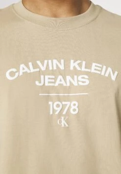 Calvin Klein Jeans Varsity Curve LogoT-Shirt Con StampaTravertine Uomo T-shirt E Polo C1822O0H9-B11 9 Calvin Klein Jeans Varsity Curve LogoT-Shirt Con StampaTravertine Uomo T-shirt E Polo C1822O0H9-B11 -Vendite Jones 66e25e3ab8fd485e904e9247abe4eb95