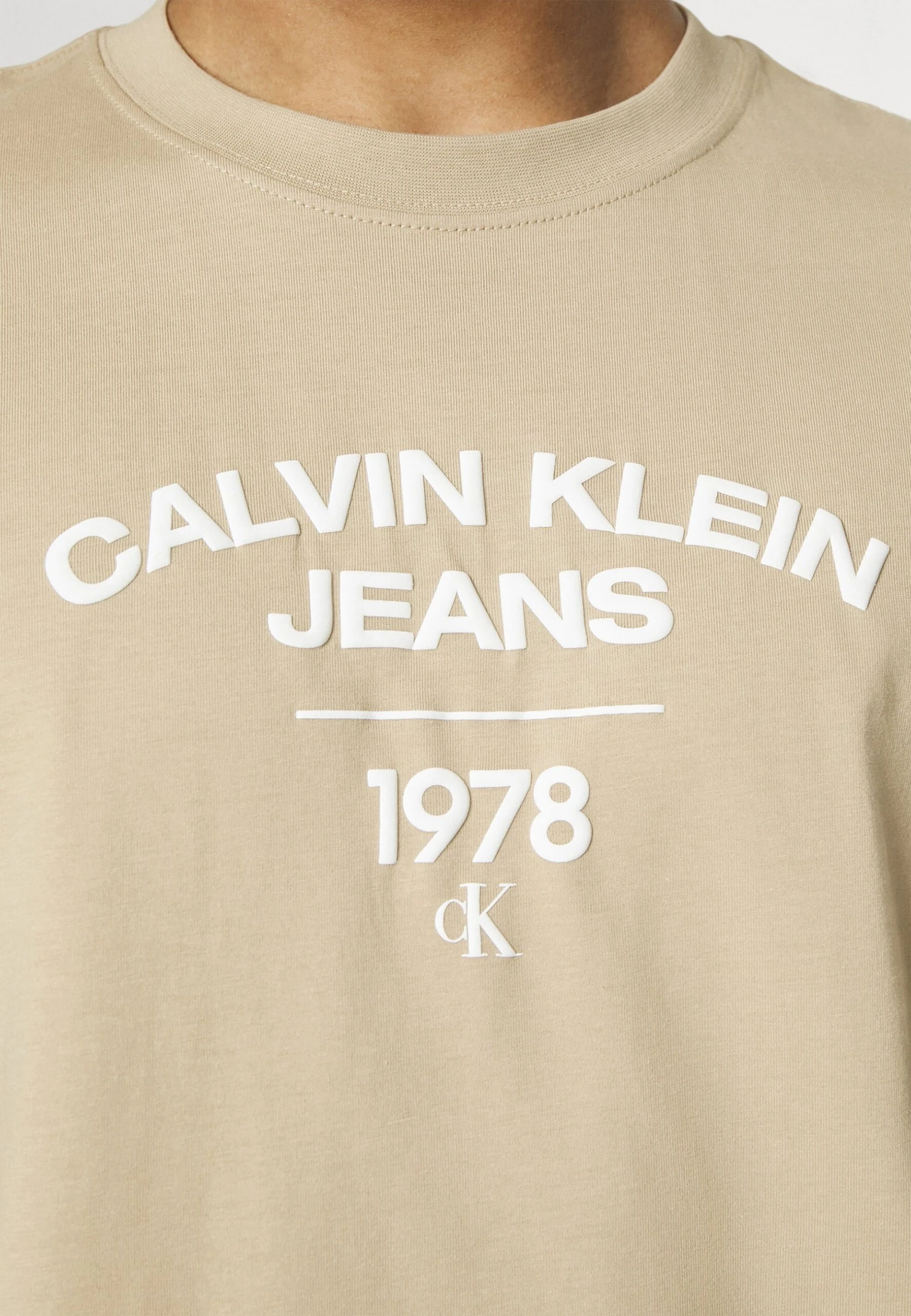 Calvin Klein Jeans Varsity Curve LogoT-Shirt Con StampaTravertine Uomo T-shirt E Polo C1822O0H9-B11 5 Calvin Klein Jeans Varsity Curve LogoT-Shirt Con StampaTravertine Uomo T-shirt E Polo C1822O0H9-B11 - immagine 5