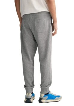 Gant Reg ShieldPantaloni SportiviGrey Melange Uomo Pantaloni Sportivi E Joggers GA322E031-C11 -Vendite Jones 69b327f515f649bca817258b1d596912