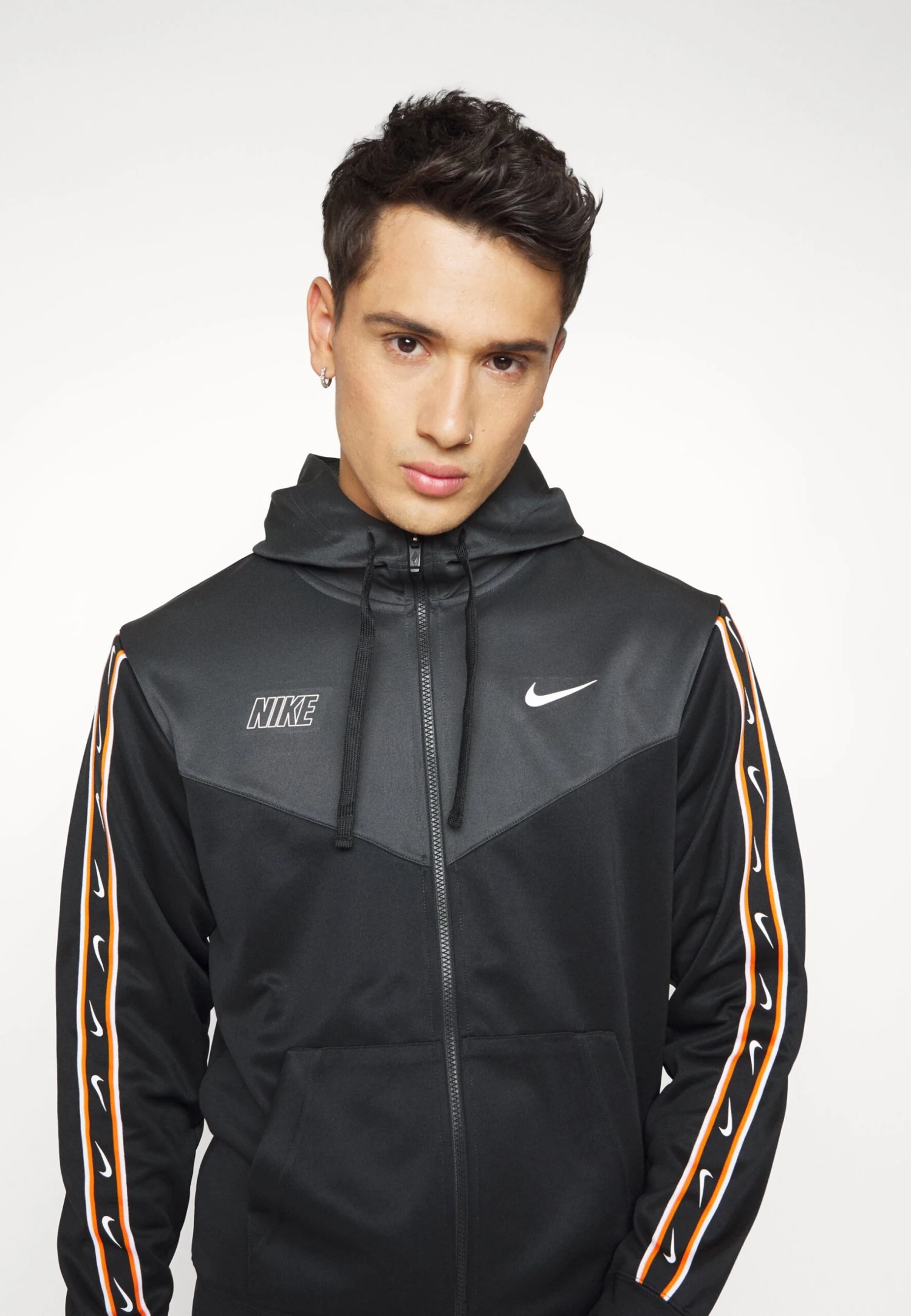 Nike Sportswear M Nsw Repeat Sw Pk Fz Giacca SportivaBlack/Dark Smoke Grey/White Uomo Pantaloni Sportivi E Joggers NI122T098-Q11 6 Nike Sportswear M Nsw Repeat Sw Pk Fz Giacca SportivaBlack/Dark Smoke Grey/White Uomo Pantaloni Sportivi E Joggers NI122T098-Q11 - immagine 6