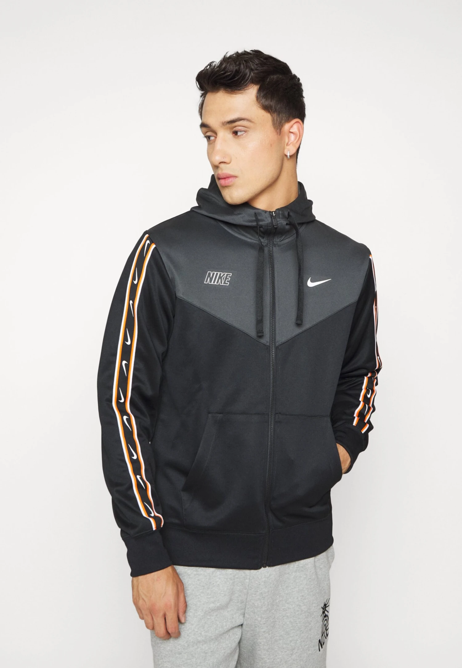 Nike Sportswear M Nsw Repeat Sw Pk Fz Giacca SportivaBlack/Dark Smoke Grey/White Uomo Pantaloni Sportivi E Joggers NI122T098-Q11 4 Nike Sportswear M Nsw Repeat Sw Pk Fz Giacca SportivaBlack/Dark Smoke Grey/White Uomo Pantaloni Sportivi E Joggers NI122T098-Q11 - immagine 4