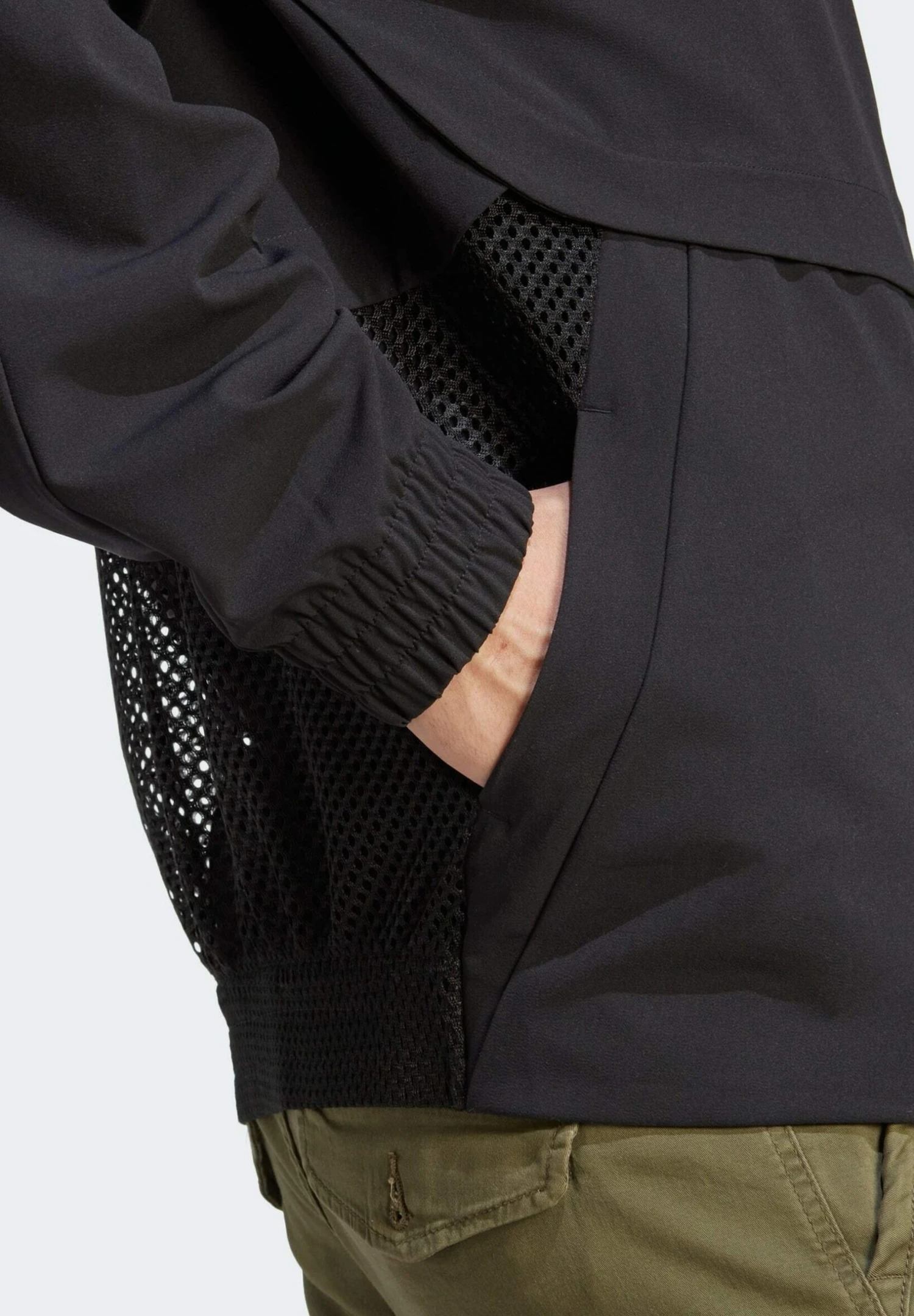 Adidas Sportswear City Escape TrackGiacca SportivaBlack Uomo Pantaloni Sportivi E Joggers ADQ22T00Z-Q11 4 Adidas Sportswear City Escape TrackGiacca SportivaBlack Uomo Pantaloni Sportivi E Joggers ADQ22T00Z-Q11 - immagine 4