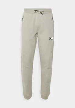 EA7 Emporio Armani Natural Ventus PantPantaloni SportiviGray Flanel Uomo Pantaloni EA742E01G-C11 12 EA7 Emporio Armani Natural Ventus PantPantaloni SportiviGray Flanel Uomo Pantaloni EA742E01G-C11 -Vendite Jones 8068a7ce075b44aea9f7fbec595f64c0