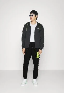 EA7 Emporio Armani TrouserPantaloni SportiviBlack Uomo Pantaloni Sportivi E Joggers EA722E02L-Q11 -Vendite Jones 84032322d0a44bfc94b354fa6cf0cc44
