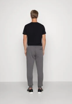 Schott RedjohnPantaloni SportiviAnthracite Uomo Pantaloni S3722E010-Q12 -Vendite Jones 8533e43e0cfb4b80af4fc0b7710215f8