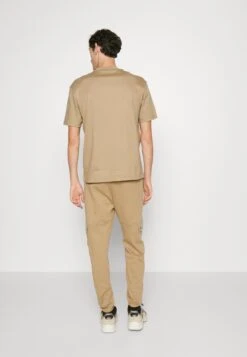 Hugo DangkangPantaloni SportiviOpen Brown Uomo Pantaloni Sportivi E Joggers HU722E0DF-B11 -Vendite Jones 879bb7302213432bb68c57645b1d0a84