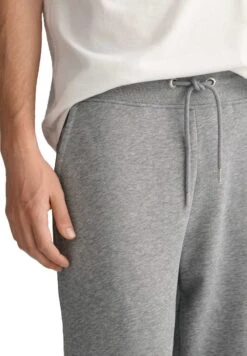 Gant Reg ShieldPantaloni SportiviGrey Melange Uomo Pantaloni Sportivi E Joggers GA322E031-C11 -Vendite Jones 92596755b55b40788274a5639a2065e1