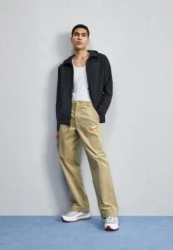 Nike Sportswear M Tech Fz LghtwhtGiacca SportivaBlack Uomo Pantaloni Sportivi E Joggers NI122S0O7-Q11 -Vendite Jones 92f36b2eb43545b89545d6e45ec036a2