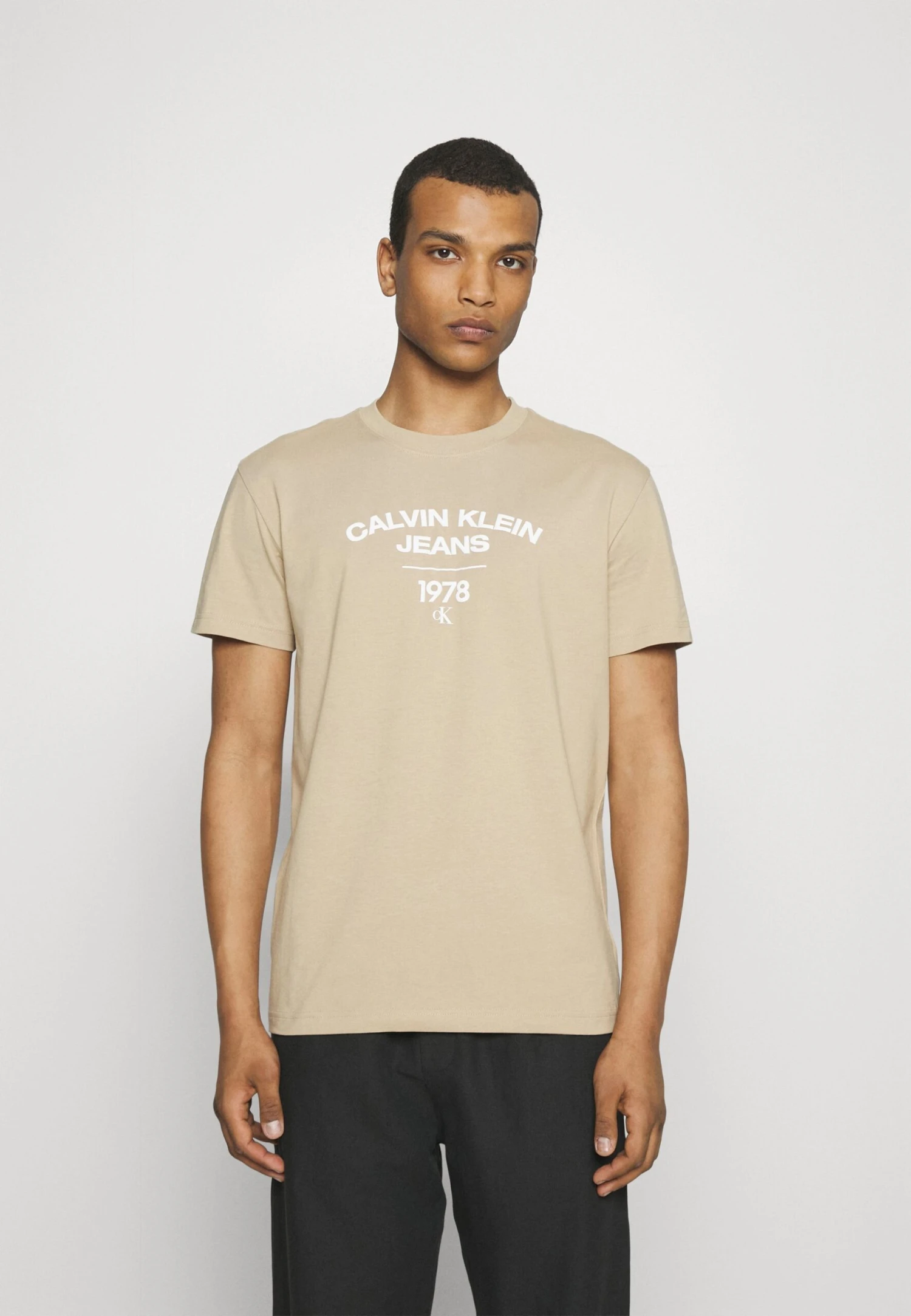 Calvin Klein Jeans Varsity Curve LogoT-Shirt Con StampaTravertine Uomo T-shirt E Polo C1822O0H9-B11 1 Calvin Klein Jeans Varsity Curve LogoT-Shirt Con StampaTravertine Uomo T-shirt E Polo C1822O0H9-B11