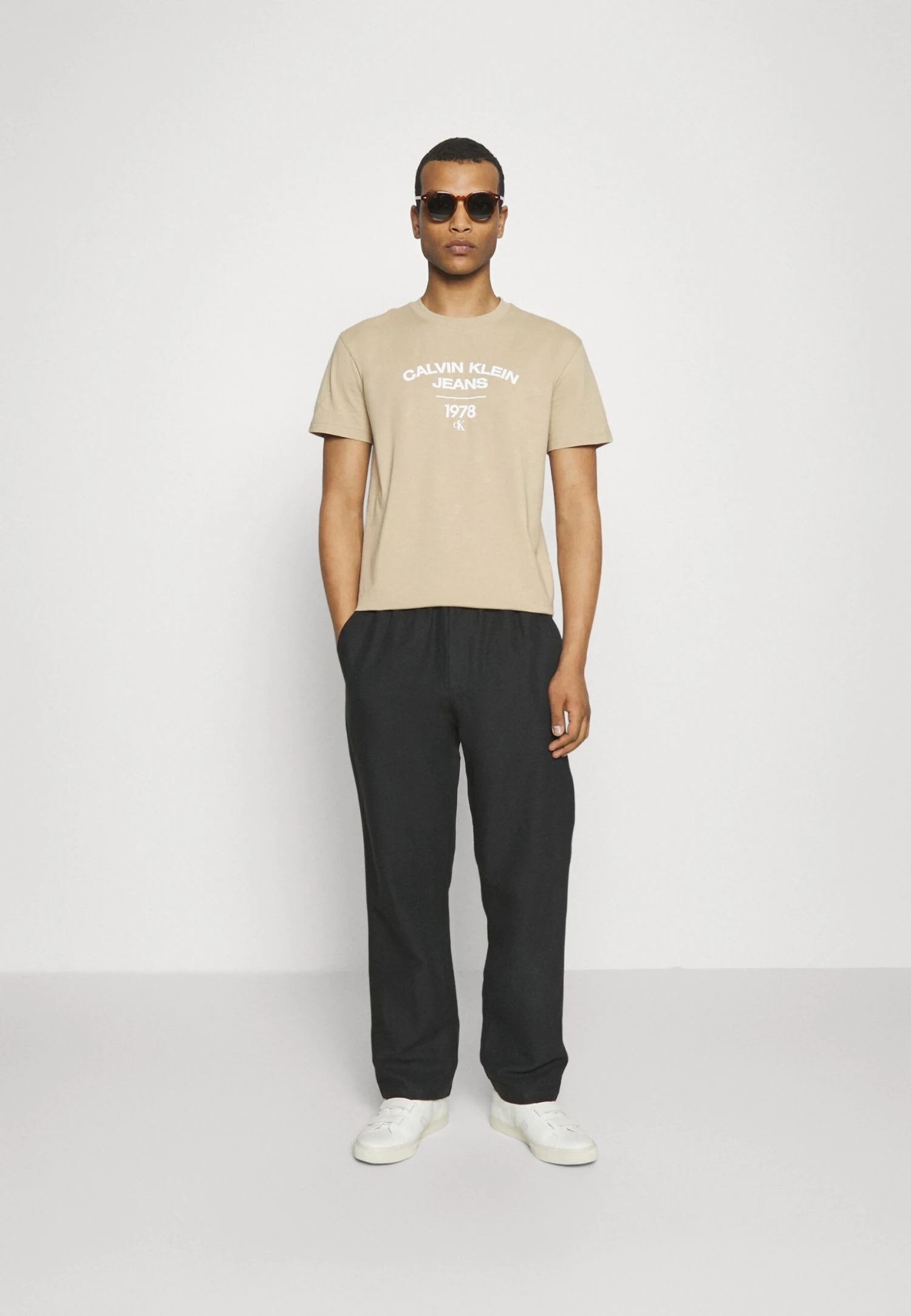 Calvin Klein Jeans Varsity Curve LogoT-Shirt Con StampaTravertine Uomo T-shirt E Polo C1822O0H9-B11 2 Calvin Klein Jeans Varsity Curve LogoT-Shirt Con StampaTravertine Uomo T-shirt E Polo C1822O0H9-B11 - immagine 2
