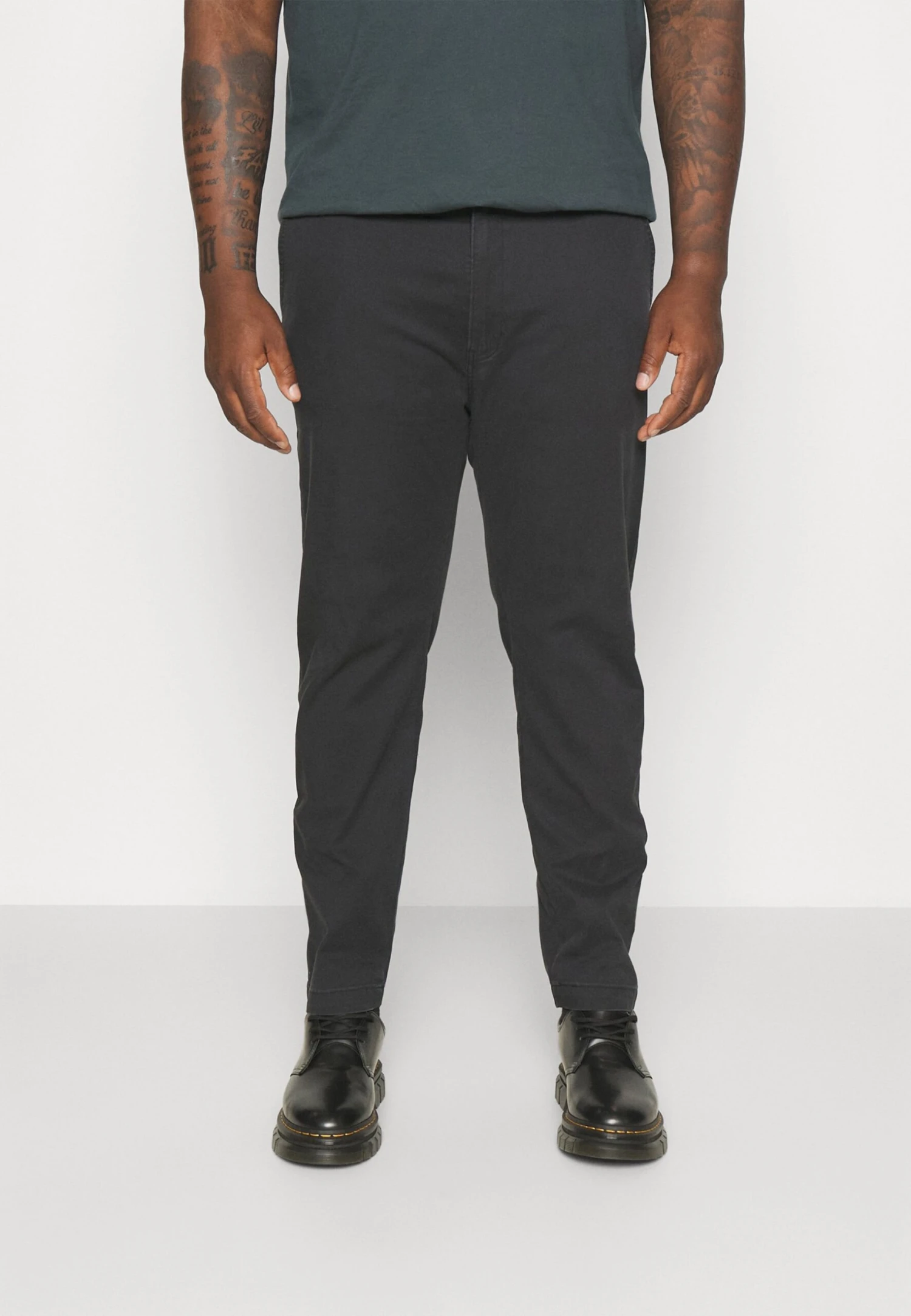 Levi's® Plus Tapered Plus SizeChinoMineral Black Uomo Pantaloni L0M22E005-Q11 1 Levi's® Plus Tapered Plus SizeChinoMineral Black Uomo Pantaloni L0M22E005-Q11