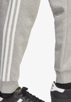 Adidas Originals 3 Stripes Pantaloni SportiviMedium Grey Heather Uomo Pantaloni Sportivi E Joggers AD122E0G3-C11 -Vendite Jones a68692fb2bd749edb1a9a06f961c7394