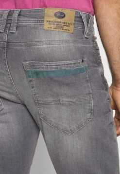 Petrol Industries Seaham TrackerJeans Slim FitDusty Silver Uomo Jeans P6822G01Z-C11 -Vendite Jones a6d7894ca6834d8b900a979525596b52