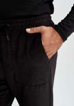 DeFacto RegularPantaloni SportiviBlack Uomo Pantaloni Sportivi E Joggers DEZ22E0HX-Q11 -Vendite Jones aa997c9186764c889553d1cbd6589455