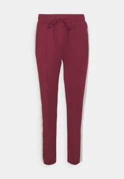 Redefined Rebel Rrluka PantsPantaloni SportiviMaroon Banner Uomo Pantaloni Sportivi E Joggers R0622E04X-I11 -Vendite Jones aee25e39392542d789c20bd7657896ce