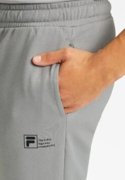 Fila Apparel Balbronn Pantaloni SportiviUltimate Gray Uomo Pantaloni Sportivi E Joggers 1FI22E049-C11 -Vendite Jones b407dde6c1c24066973bcdcf15f7ea46