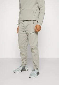 EA7 Emporio Armani Natural Ventus PantPantaloni SportiviGray Flanel Uomo Pantaloni EA742E01G-C11 9 EA7 Emporio Armani Natural Ventus PantPantaloni SportiviGray Flanel Uomo Pantaloni EA742E01G-C11 -Vendite Jones b53aa647e4a74f05a628b0a06103e943