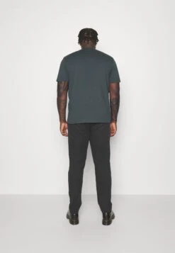 Levi's® Plus Tapered Plus SizeChinoMineral Black Uomo Pantaloni L0M22E005-Q11 8 Levi's® Plus Tapered Plus SizeChinoMineral Black Uomo Pantaloni L0M22E005-Q11 -Vendite Jones b77bbad720004920a8fd64062a43c526