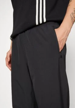 Adidas Originals NewPantaloni SportiviBlack Uomo Pantaloni Sportivi E Joggers AD122E0GU-Q11 -Vendite Jones bb4f3a5bf8924380a5d2ff2c1e03e533