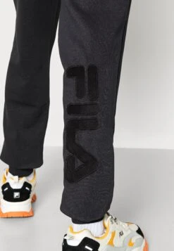 Fila Bagod PantsPantaloni SportiviMoonless Night Uomo Pantaloni 1FI22E02T-Q11 9 Fila Bagod PantsPantaloni SportiviMoonless Night Uomo Pantaloni 1FI22E02T-Q11 -Vendite Jones c3844c3c3edf44058ab5b62de489d831