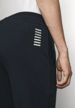 EA7 Emporio Armani TrouserPantaloni SportiviNight Blue Uomo Pantaloni Sportivi E Joggers EA722E00G-K11 -Vendite Jones c947ad8f0ec348f8bc655b6a99f750c5