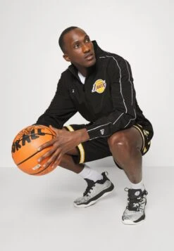 NEW ERA Lakers Track JacketGiacca SportivaBlack Uomo Pantaloni Sportivi E Joggers NE342F047-Q11 -Vendite Jones ca2f4075f0934382a7b9284a8ec21acb