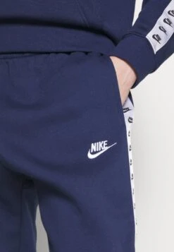 Nike Sportswear Club SuitTutaMidnight Navy Uomo Pantaloni Sportivi E Joggers NI122T089-K11 -Vendite Jones cd05e2523feb4f2da46ccf0d88f0f6a3