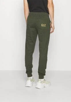 EA7 Emporio Armani TrouserPantaloni SportiviVerde Scuro Uomo Pantaloni Sportivi E Joggers EA722E03E-N11 -Vendite Jones d40d84f48f464ae28fa5f0d042f4f395