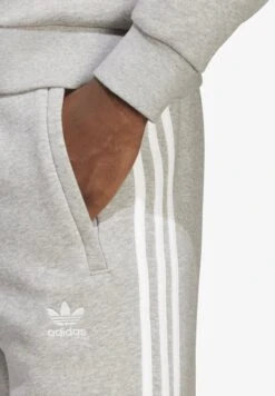 Adidas Originals 3 Stripes Pantaloni SportiviMedium Grey Heather Uomo Pantaloni Sportivi E Joggers AD122E0G3-C11 -Vendite Jones e33ea21ce75b498c8f72e6c354d7232b