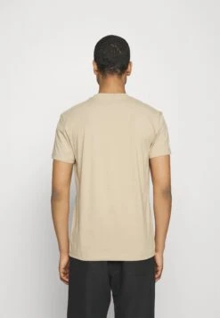 Calvin Klein Jeans Varsity Curve LogoT-Shirt Con StampaTravertine Uomo T-shirt E Polo C1822O0H9-B11 7 Calvin Klein Jeans Varsity Curve LogoT-Shirt Con StampaTravertine Uomo T-shirt E Polo C1822O0H9-B11 -Vendite Jones ea1663f1ea574d69ab9c0b6a79a12016