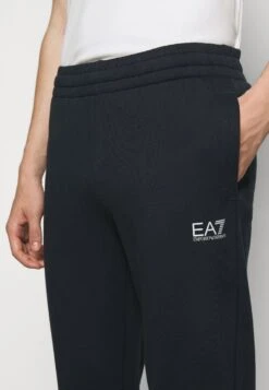 EA7 Emporio Armani TrouserPantaloni SportiviNight Blue Uomo Pantaloni Sportivi E Joggers EA722E00G-K11 -Vendite Jones f0fe96d0f59d4c3099d302408ac9a2df