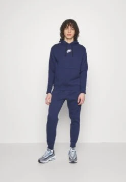 Nike Sportswear Club SuitTutaMidnight Navy Uomo Pantaloni Sportivi E Joggers NI122T089-K11 -Vendite Jones f5f2dc10a6934040a44b98b6cb7fabdf
