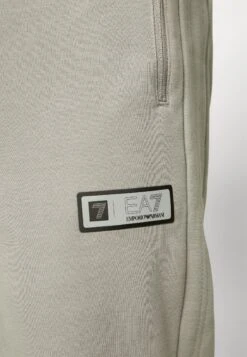 EA7 Emporio Armani Natural Ventus PantPantaloni SportiviGray Flanel Uomo Pantaloni EA742E01G-C11 13 EA7 Emporio Armani Natural Ventus PantPantaloni SportiviGray Flanel Uomo Pantaloni EA742E01G-C11 -Vendite Jones f6421c6bf801420b8e7dc759e6a77413